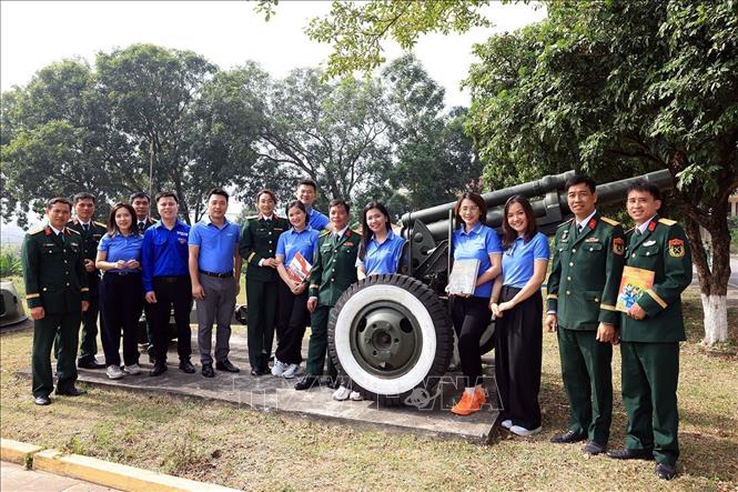 Đoàn viên thanh niên hai đơn vị chụp ảnh chung. Ảnh; Tuấn Anh - TTXVN