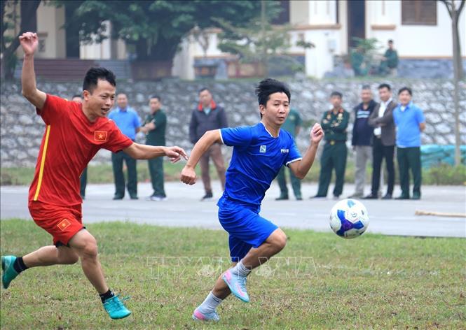 Giao lưu bóng đá giữa hai đơn vị. Ảnh: Tuấn Anh - TTXVN