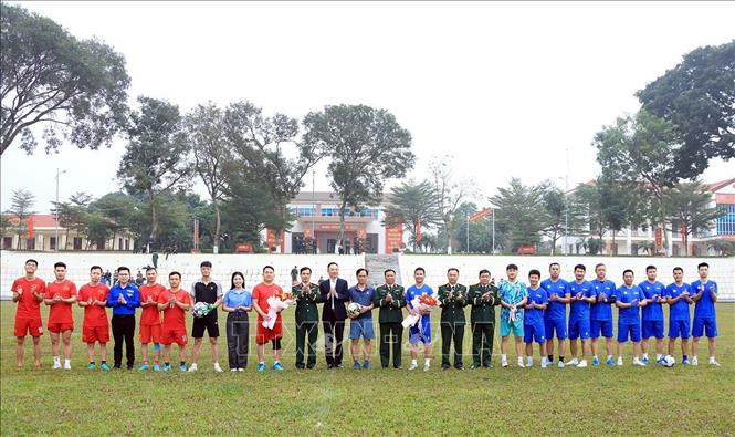 Đại diện lãnh đạo TTXVN và Sư đoàn Bộ binh 304 tặng hoa cho hai đội bóng. Ảnh: Tuấn Anh - TTXVN