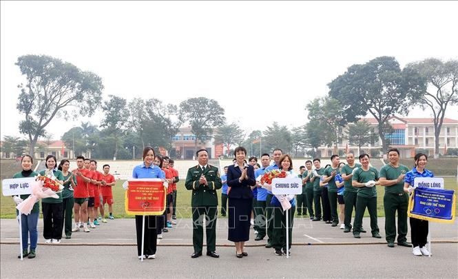 Lãnh đạo TTXVN và Sư doàn Bộ binh 304 tặng hoa cho các đội kéo co. Ảnh: Tuấn Anh - TTXVN