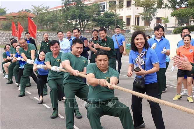 Giao lưu kéo co giữa hai đơn vị. Ảnh: Tuấn Anh - TTXVN