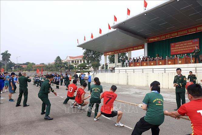 Giao lưu kéo co giữa hai đơn vị. Ảnh: Tuấn Anh - TTXVN