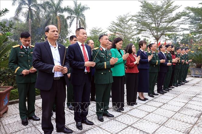 Các đại biểu dâng hương tưởng niệm Chủ tịch Hồ Chí Minh và các Anh hùng liệt sĩ tại Nhà truyền thống của Sư đoàn. Ảnh: Tuấn Anh - TTXVN 