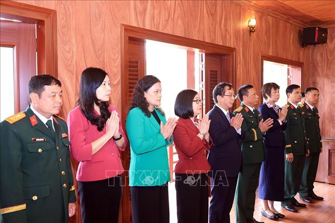 Các đại biểu đến dâng hương tại Nhà tưởng niệm Chủ tịch Hồ Chí Minh. Ảnh: Tuấn Anh - TTXVN 