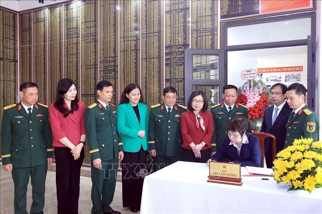 Tổng Giám đốc TTXVN Vũ Việt Trang viết lưu bút tại Nhà truyền thống Sư đoàn Bộ binh 304. Ảnh: Tuấn Anh - TTXVN