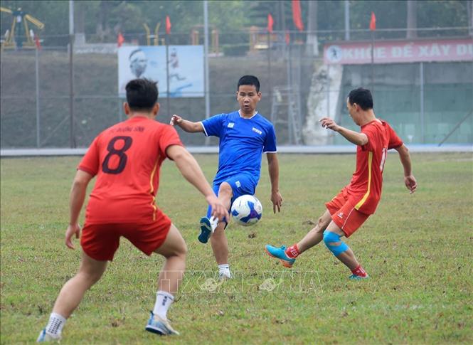 Giao lưu bóng đá giữa hai đơn vị. Ảnh: Tuấn Anh - TTXVN