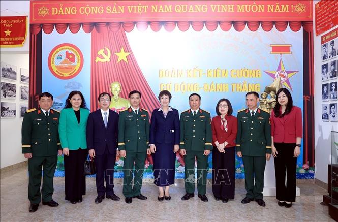 Lãnh đạo TTXVN và Sư đoàn Bộ binh 304 chụp ảnh chung tại Phòng truyền thống. Ảnh: Tuấn Anh - TTXVN