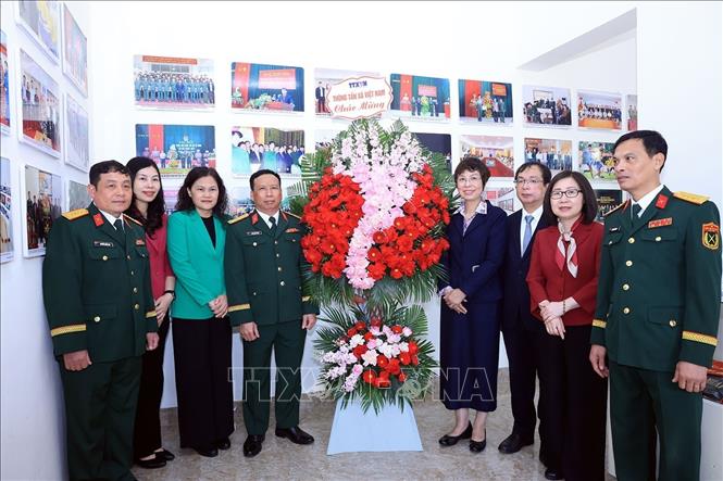 Ban Lãnh đạo TTXVN chúc mừng Chỉ huy Sư đoàn Bộ binh 304. Ảnh: Tuấn Anh - TTXVN