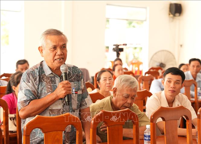 Cử tri xã An Bình, tỉnh Vĩnh Long phát biểu ý kiến.Ảnh: Lê Thúy Hằng – TTXVN.