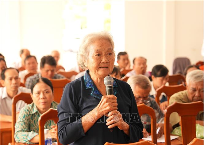 Cử tri xã An Bình, tỉnh Vĩnh Long phát biểu ý kiến. Ảnh: Lê Thúy Hằng – TTXVN.