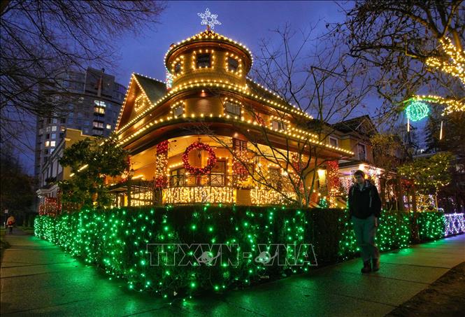 Ngôi nhà được trang hoàng lung linh đón Giáng sinh tại Vancouver, British Columbia, Canada. Ảnh: THX/TTXVN