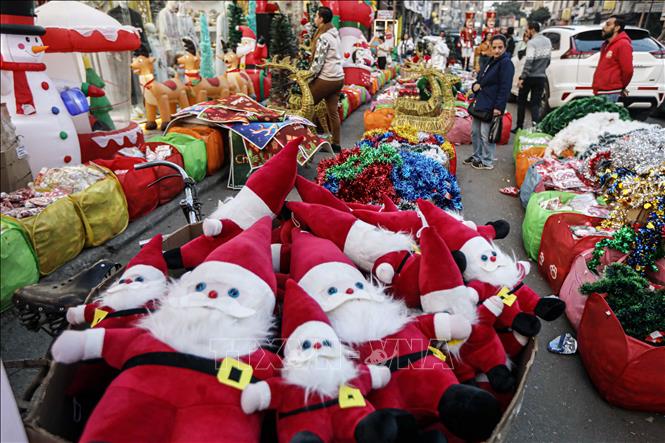 Người dân chọn mua đồ trang trí Giáng sinh tại Cairo, Ai Cập. Ảnh: THX/TTXVN