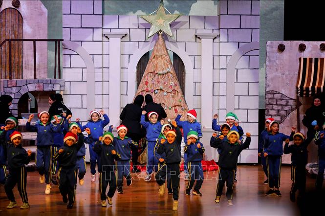 Các em nhỏ biểu diễn văn nghệ đón Giáng sinh tại Beirut, Liban. Ảnh: THX/TTXVN