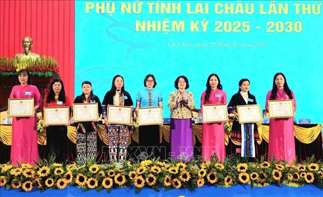 Các cá nhân, tập thể được tặng Bằng khen của Chủ tịch UBND tỉnh Lai Châu vì có thành tích xuất sắc trong công tác Hội. Ảnh: Nguyễn Oanh-TTXVN