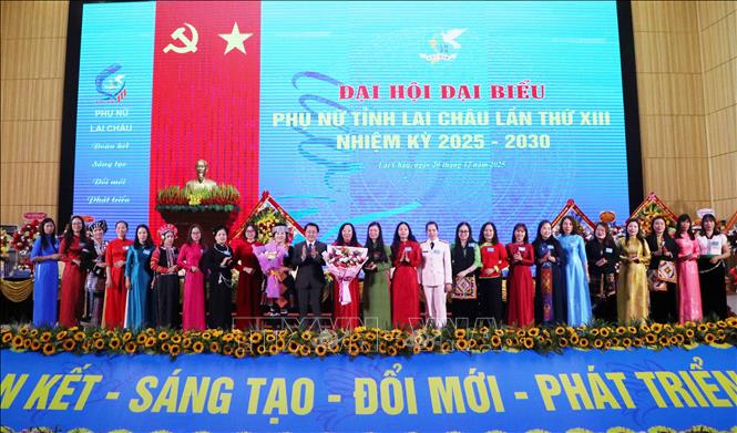 Ban Chấp hành Hội Liên hiệp Phụ nữ tỉnh Lai Châu khóa XIII, nhiệm kỳ 2025 - 2030 gồm 27 đồng chí ra mắt Đại hội. Ảnh: Nguyễn Oanh-TTXVN.