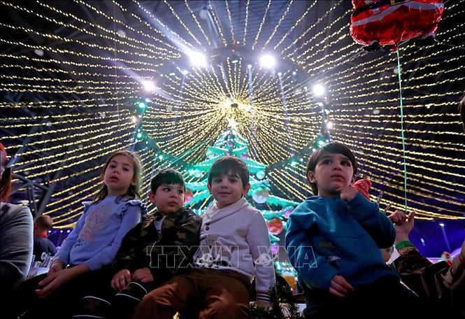 Các em nhỏ tham gia hội chợ Giáng sinh tại Beirut, Liban. Ảnh: THX/TTXVN