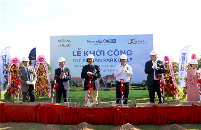 Các đại biểu thực hiện nghi thức khởi công xây dựng cụm sân park golf tại NovaWorld Phan Thiết. Ảnh: Nguyễn Thanh - TTXVN