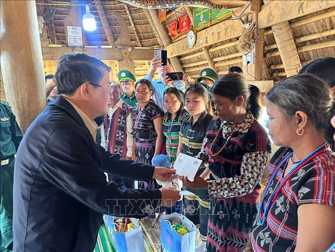 Phó Chủ tịch Quốc hội Nguyễn Đức Hải thăm hỏi, động viên người dân tại xã biên giới Hùng Sơn (thành phố Đà Nẵng). Ảnh: Khoa Chương - TTXVN