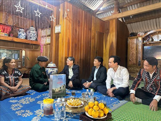 Phó Chủ tịch Quốc hội Nguyễn Đức Hải thăm hỏi, động viên người dân tại xã biên giới Hùng Sơn (thành phố Đà Nẵng). Ảnh: Khoa Chương - TTXVN