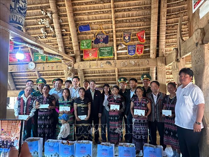 Phó Chủ tịch Quốc hội Nguyễn Đức Hải thăm hỏi, động viên người dân tại xã biên giới Hùng Sơn (thành phố Đà Nẵng). Ảnh: Khoa Chương - TTXVN