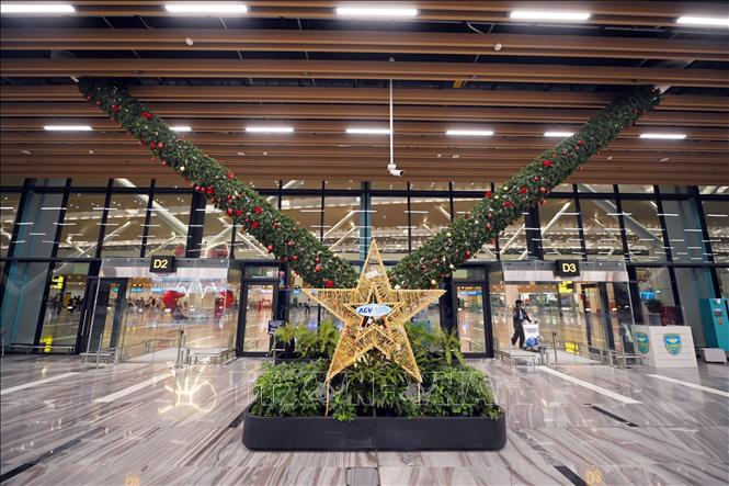 Tại các cổng vào Nhà ga, dây thông xanh, ngôi sao Noel, đàn hươu rực sáng và chiếc nơ đỏ khổng lồ tạo cảm giác chào đón ấm áp. Ảnh: TTXVN phát