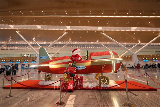 Hình ảnh ông già Noel trong vai phi công, với máy bay dài 10m chở đầy quà. Ảnh: TTXVN phát