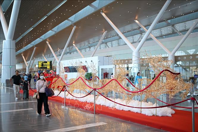 Đoàn tuần lộc phát sáng dài khoảng 15m, kể nên câu chuyện nơi khởi hành của niềm vui, sự kết nối và những hành trình mới. Ảnh: TTXVN phát