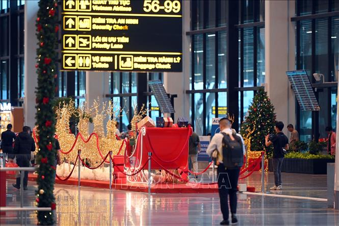 Các tiểu cảnh được “thổi hồn”, tạo nên một bức tranh sinh động, rực rỡ sắc màu lễ hội tại Nhà ga T3. Ảnh: TTXVN phát