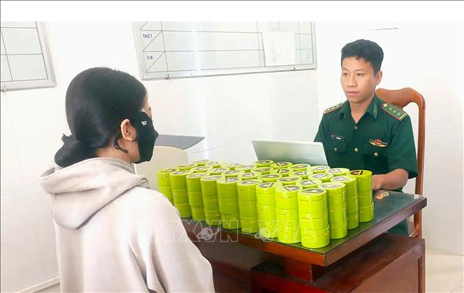 Bà Thu và tang vật không rõ nguồn gốc bị tạm giữ. Ảnh: TTXVN phát