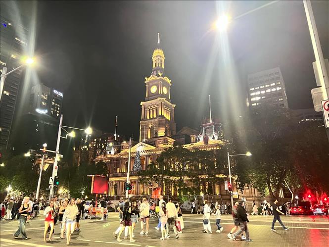 Tòa thị chính (Town Hall) bừng sáng và nổi bật giữa lòng thành phố Sydney. Ảnh: Thanh Tú - PV TTXVN tại Australia