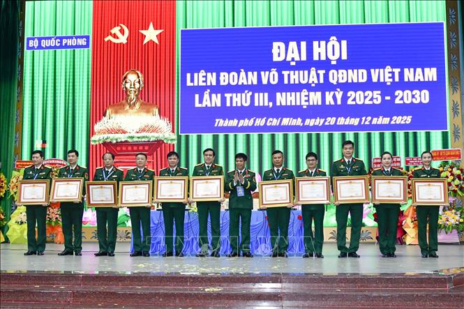 Thượng tướng Nguyễn Văn Nghĩa, nguyên Phó Tổng Tham mưu trưởng QĐND Việt Nam trao tặng Bằng khen của Thủ tướng Chính phủ cho các tập thể, cá nhân có thành tích xuất sắc trong công tác phát triển phong trào võ thuật quân đội. Ảnh: Xuân Khu-TTXVN