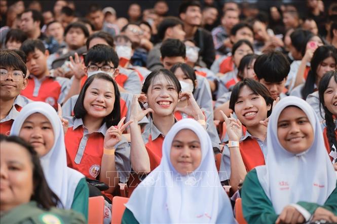 Các cổ động viện tham dự Lễ bế mạc SEA games 33 tại sân vận động Rajagangmala. Ảnh: Minh Quyết - PV TTXVN từ Thái Lan