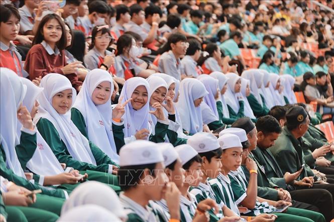 Các cổ động viện tham dự Lễ bế mạc SEA games 33 tại Sân vận động Rajagangmala. Ảnh: Minh Quyết - PV TTXVN từ Thái Lan