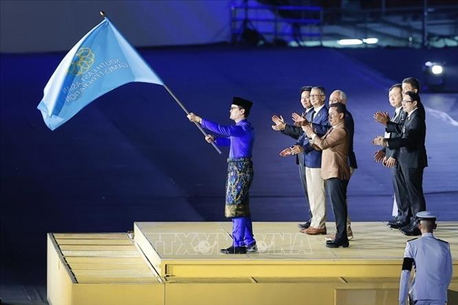 Nghi thức trao cờ SEA Games cho Malaysia, nước sẽ đăng cai SEA Games 34 năm 2027. Ảnh: Minh Quyết - PV TTXVN từ Thái Lan