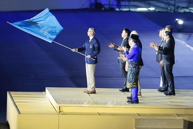 Nghi thức trao cờ SEA Games cho Malaysia, nước sẽ đăng cai SEA Games 34 năm 2027. Ảnh: Minh Quyết - PV TTXVN từ Thái Lan
