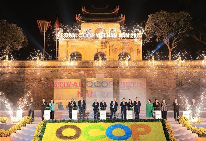 Các đại biểu thực hiện nghi thức khai mạc Festival OCOP Việt Nam năm 2025. Ảnh: Lê Đông - TTXVN