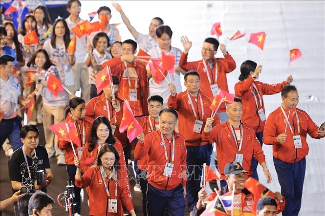 The Vietnamese sports team takes part in the SEA Games 33 closing ceremony. VNA Photo: Minh Quyết 