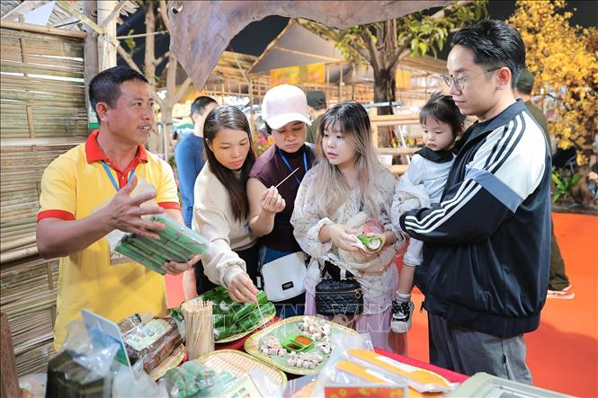 Người dân đến tham quan, mua sắm tại Festival OCOP Việt Nam 2025. Ảnh: Lê Đông - TTXVN