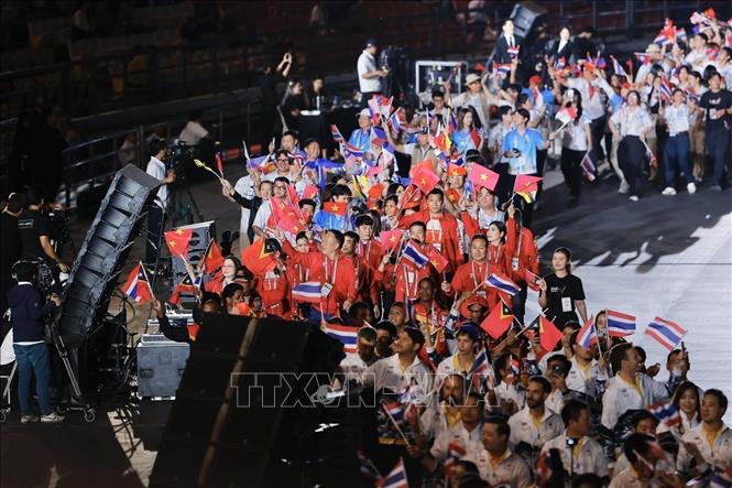 The Vietnamese sports team takes part in the SEA Games 33 closing ceremony. VNA Photo: Minh Quyết 