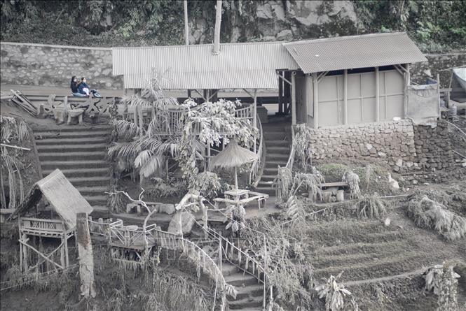 Tro bụi phun lên từ núi lửa Semeru bao phủ dày đặc tại Lumajang, Đông Java, Indonesia, ngày 23/11/2025. Ảnh: THX/TTXVN