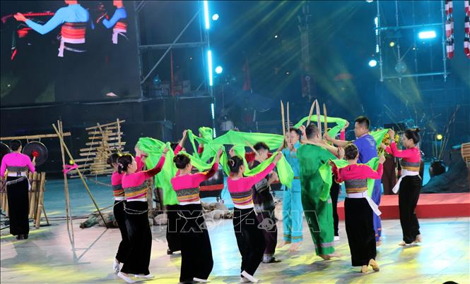 Đội chiêng Thái Tây Bắc biểu diễn tại Đêm hội. Ảnh Chu Quốc Hùng - TTXVN
