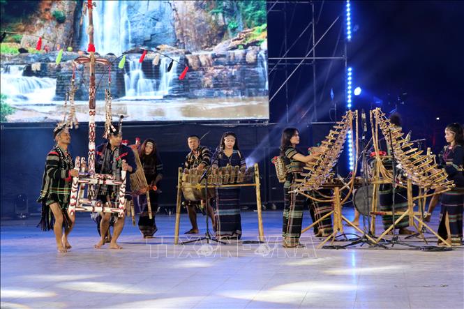 Đội chiêng tỉnh Lâm Đồng biểu diễn tại Đêm hội. Ảnh Chu Quốc Hùng - TTXVN

