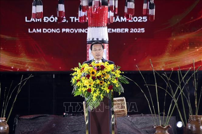 Ông Đinh Văn Tuấn, Phó Chủ tịch UBND tỉnh Lâm Đồng phát biểu khai mạc Đêm hội hòa âm cồng chiêng Đông Nam Á 2025. Ảnh Chu Quốc Hùng - TTXVN

