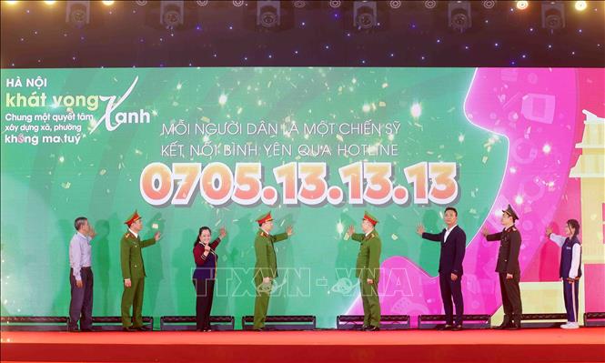 Các đại biểu thực hiện nghi thức công bố số Hotline 0705.13.13.13 tố giác tội phạm ma tuý. Ảnh: Phạm Kiên - TTXVN