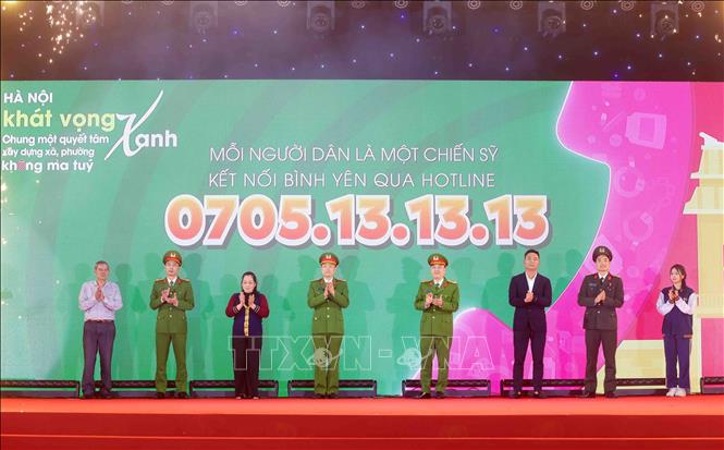 Các đại biểu thực hiện nghi thức công bố số Hotline 0705.13.13.13 tố giác tội phạm ma tuý. Ảnh: Phạm Kiên - TTXVN