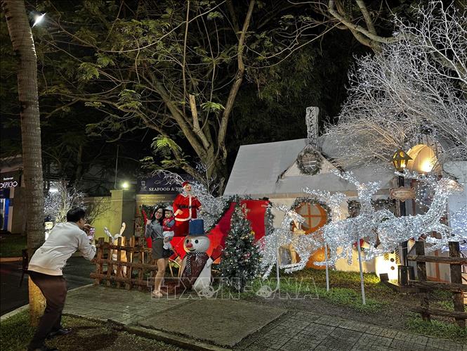 Khu nghỉ dưỡng Furama Đà Nẵng trang trí các tiểu cảnh Giáng sinh lớn để thu hút du khách đến tham quan chụp ảnh. Ảnh: Trần Lê Lâm - TTXVN 