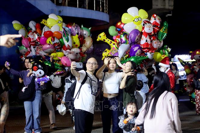 Người dân, du khách vui đón Giáng sinh tại Đà Nẵng tại các điểm vui chơi công cộng. Ảnh: Trần Lê Lâm - TTXVN 