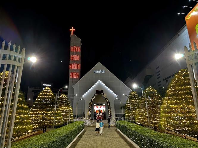Nhà thờ ở Đà Nẵng được trang hoàng lộng lẫy đón Giáng sinh 2025. Ảnh: Trần Lê Lâm - TTXVN 
