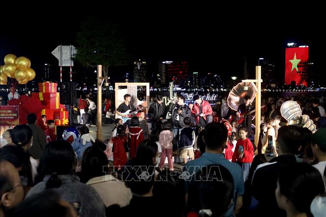 Biểu diễn âm nhạc phục vụ người dân, du khách vui đón Giáng sinh tại Đà Nẵng. Ảnh: Trần Lê Lâm - TTXVN 