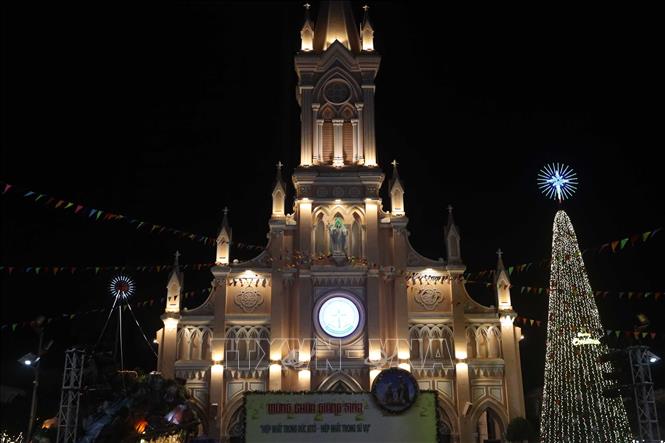 Nhà thờ chính tòa Đà Nẵng được trang hoàng lung linh đón Giáng sinh 2025. Ảnh: Trần Lê Lâm - TTXVN 